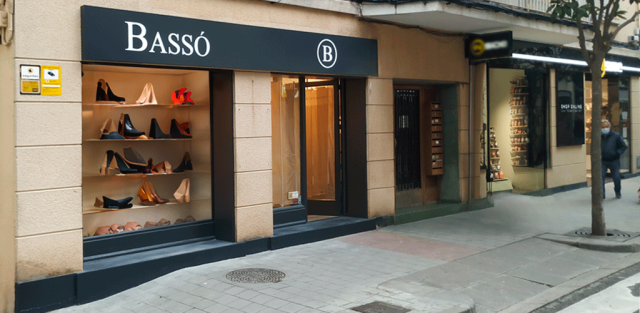Cartel luminoso fabricado en Alucobond para tienda de zapatos y complementos en Palamós, destacando la caja exterior con luz interior diseñada a medida.